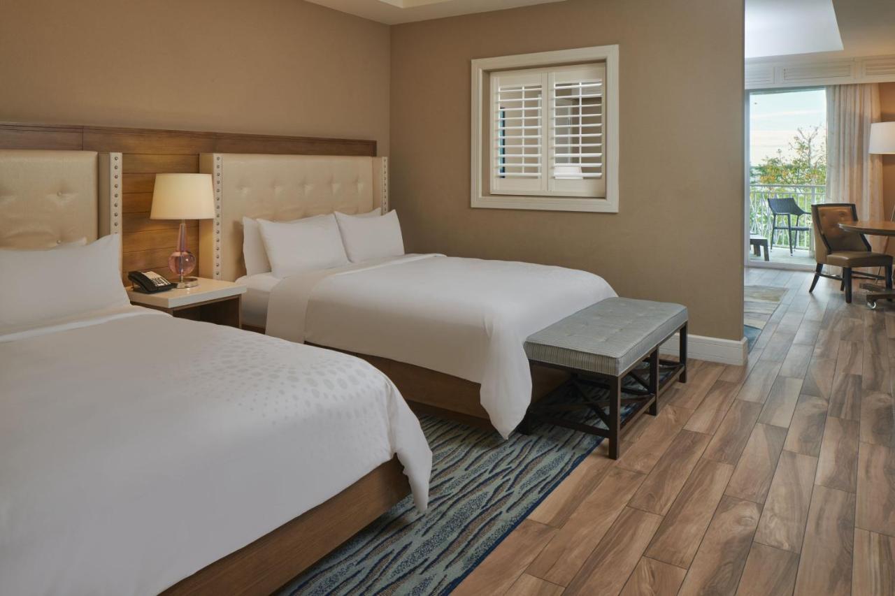 Bay Front Suite 1 Bedroom Suite 2 Queen Sofa bed Balcony
