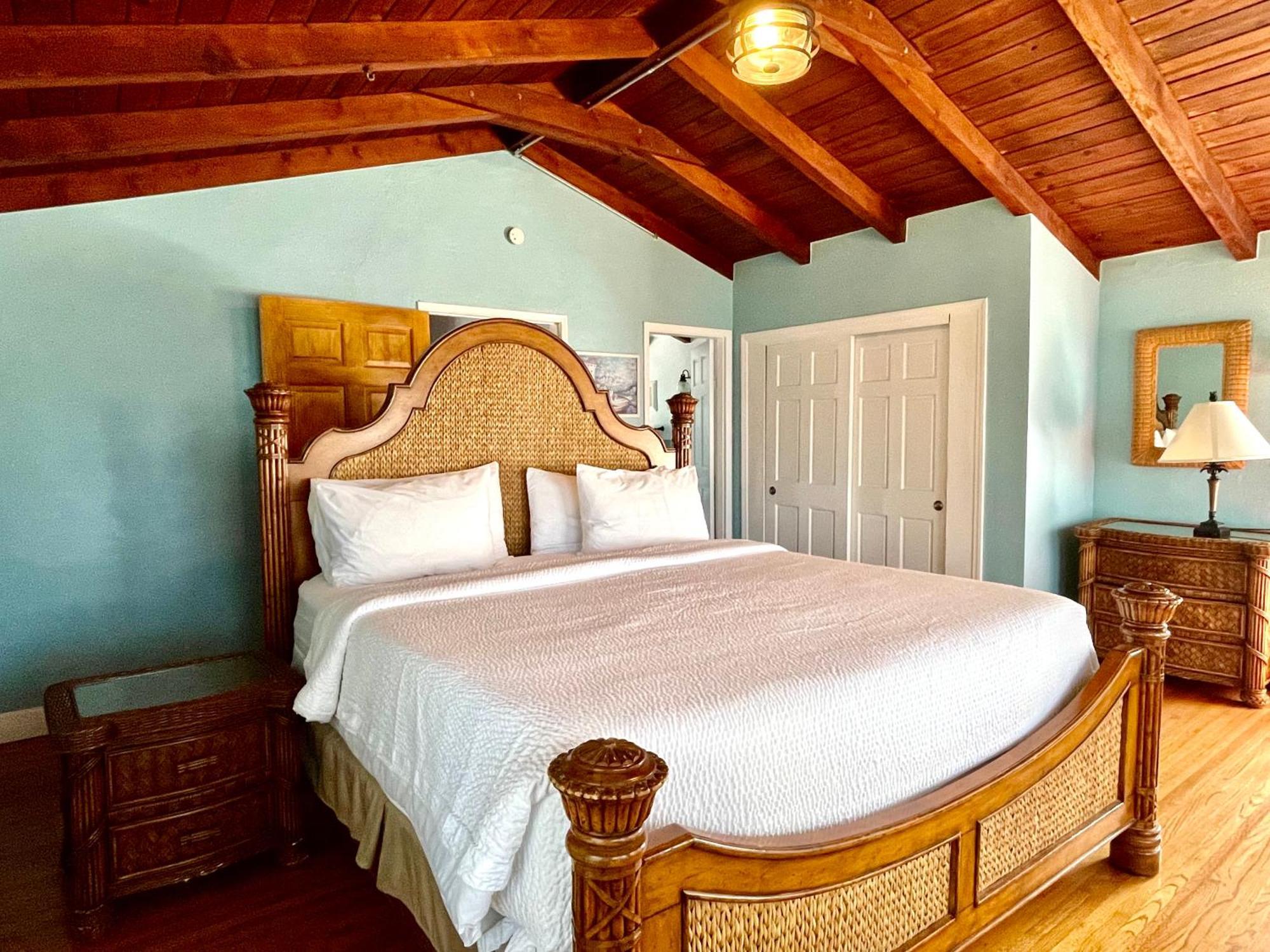 Paradise King Waterfront Suite