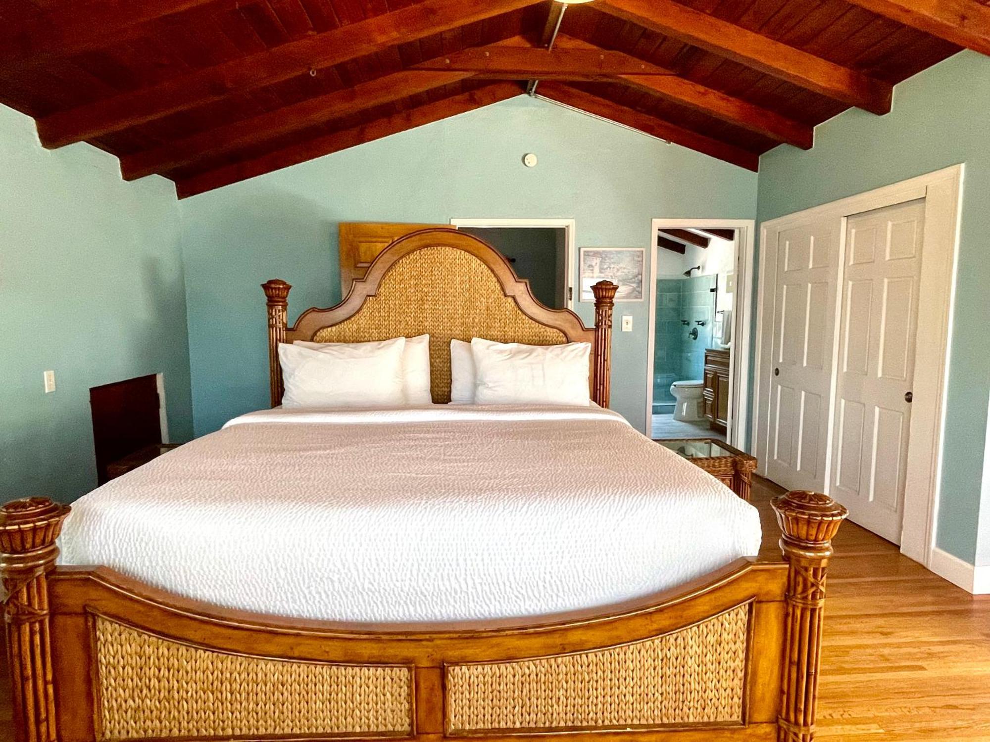 Paradise King Waterfront Suite